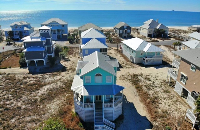 Adorable w/Views! Tennis/Pickleball/Pools