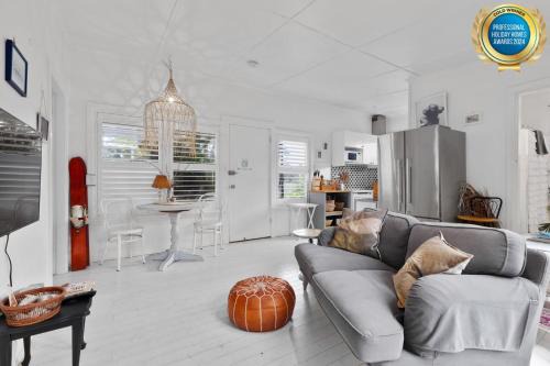 Adrift - Pet-friendly - 5 min Walk to Bay - Rustic Charm