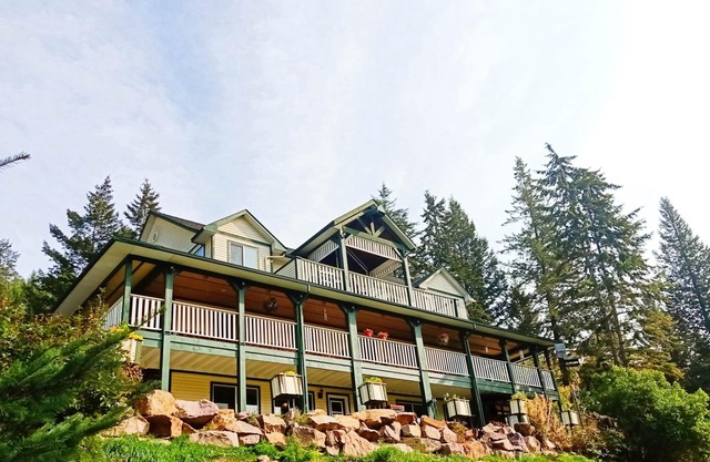 Adventure Awaits: Cozy Comfy Suite with AC & Sauna