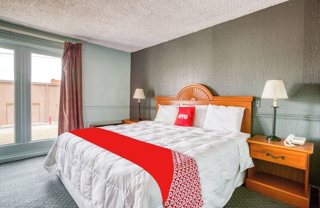 Affordable King Bed Stay Close to Mohawk Park Fun – Only 11 Miles Out