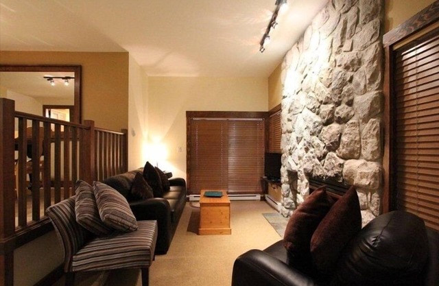 Affordable Luxury! Inviting Ski in/Out Two Bedroom Townhouse