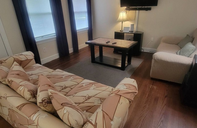 Affordable Newport News. Sleeps 6, easy Shipyard access