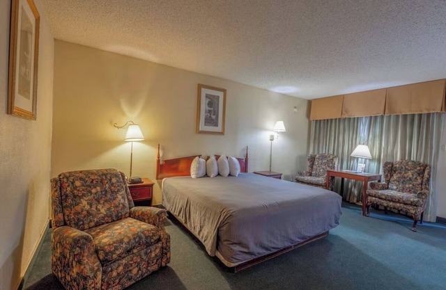 Affordable Room Near Scenic Red Rocks Park & Great Outdoor Attractions