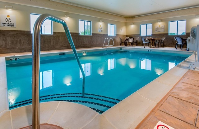 Affordable + Spacious Room Near Omaha's Henry Doorly Zoo & Bob Kerrey Pedestrian