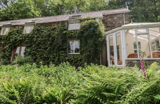 AFON MORFA, pet friendly, with pool in Fairbourne
