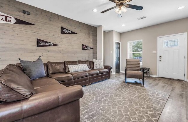 Aggieland 5 bedroom house steps from TAMU campus and Kyle Field.