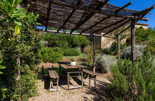 Agriturismo Il Cortile with Pool, Wi-Fi & Garden