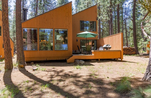 AH023 | Quiet and Charming Upgraded house overlooking Aspen Lake!