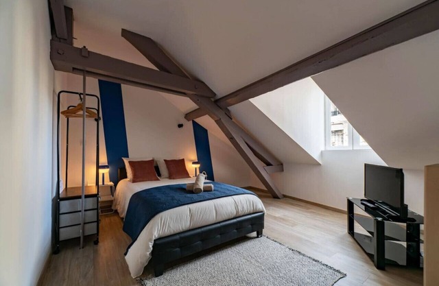 Air-cond duplex apartment in the city center