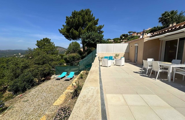 Air-conditioned mazet for 4 guests with shared pool in La Londe-les-Maures