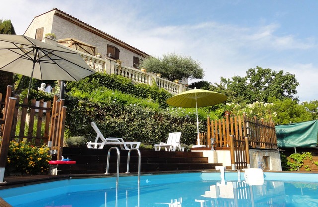 Air-conditioned villa with private pool and garden, 5 km from the sea