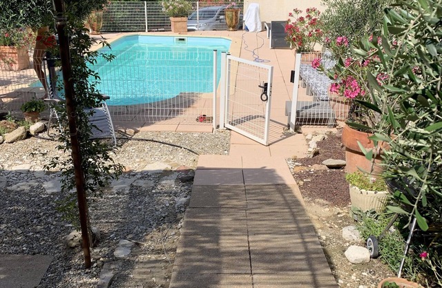 air-conditioned apartment at the foot of laces of Montmirail, swimming pool access