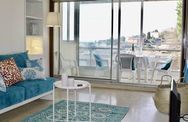Air-conditioned studio, pool & parking, near beach