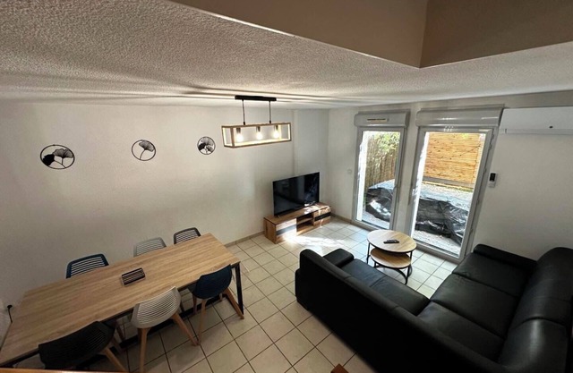 Air-conditioned semi-detached house near town center with free parking