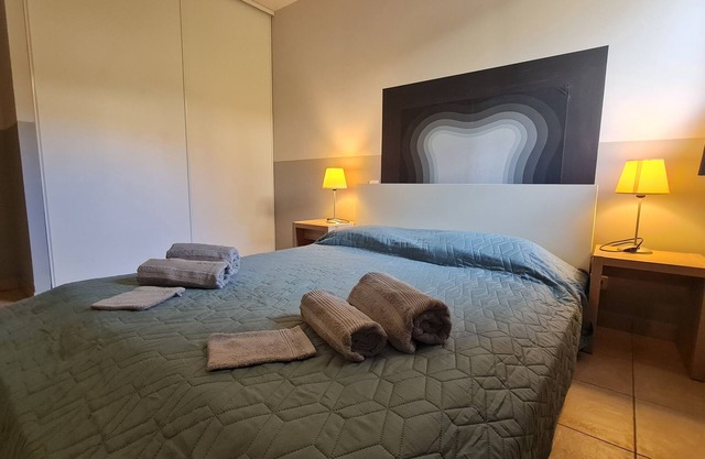 Air-conditioned apartment on one level in a residence *pool, mini golf, sea .