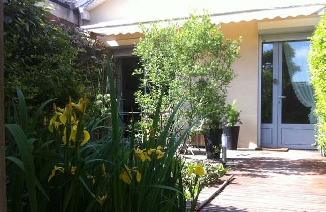 air-conditioned house with landscaped garden and private parking 2km from south Paris