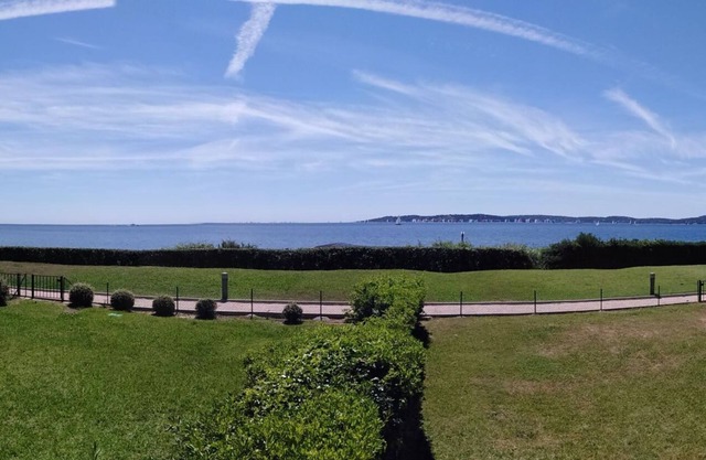 Air-conditioned luxury residence with swimming pool direct access to the sea