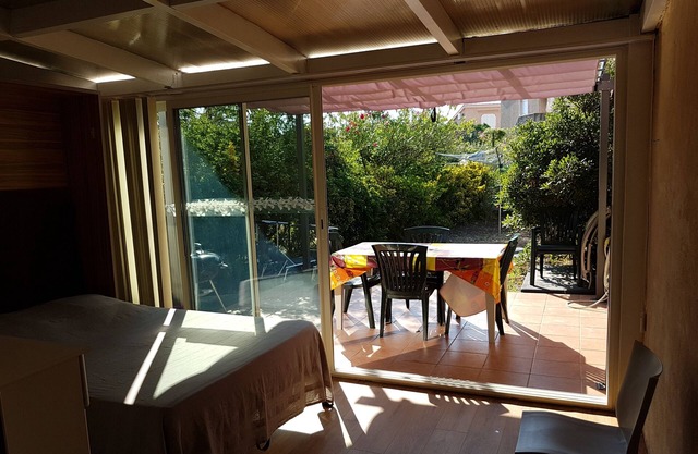 Air-conditioned mini villa, internet access, by the sea near Bastia