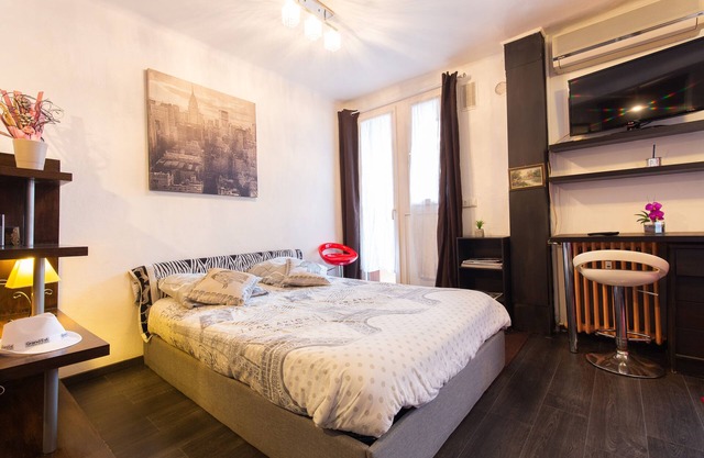 Air-conditioned studio in the heart of the Gulf of Juan 5 minutes walk from the beaches