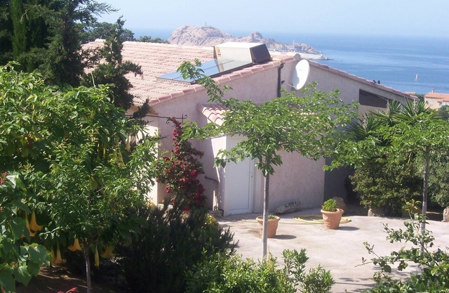 air-conditioned T1 apartment for 2 people, terrace with sea view, garden & parking
