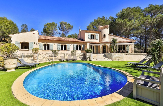 Air-conditioned villa with swimming pool, rated 4 stars, 10 minutes from Aix-en-Provence.