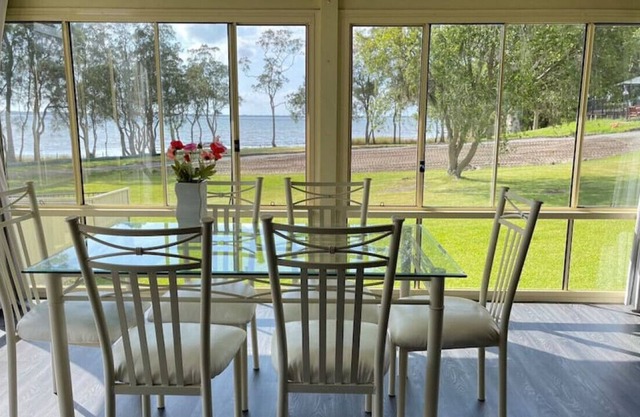 Aircabin | Tuggerawong | Lake Front | 3 Beds House
