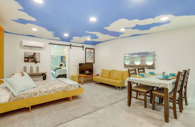 Aircraft Tours! Fly-In Hangar Apt in New Waverly