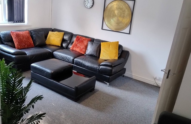 Airport & City Access 3BR With Garden and Parking