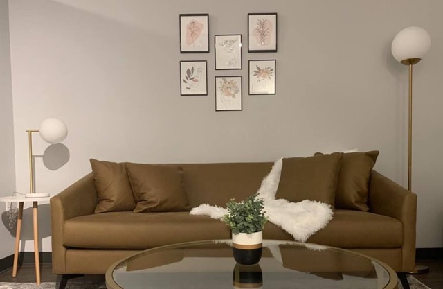 Airy 1BD/1BA + City Views - Downtown Des Moines