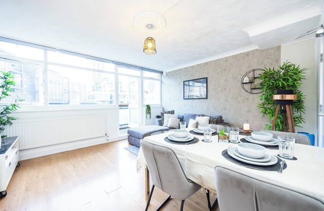 Airy 4BR Home | Walk to Old St & Shoreditch | 2-Storey Retreat