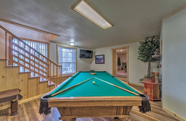 Airy Alto Escape w/Deck, Games & Views