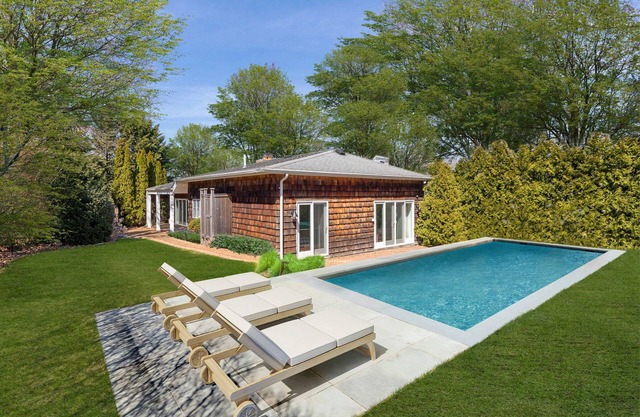 Airy Cottage in Bellport Village
