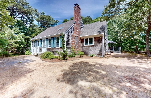 Airy home with AC, W/D, deck, & bikes- close to Nauset Light Beach & trails