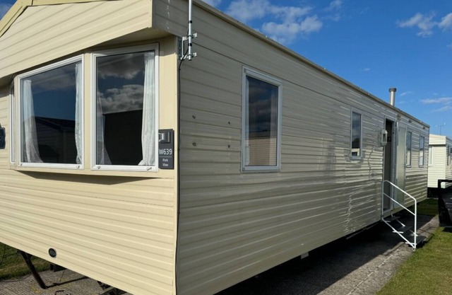 ajs caravan hire Rhyl 3 bed 8 birth