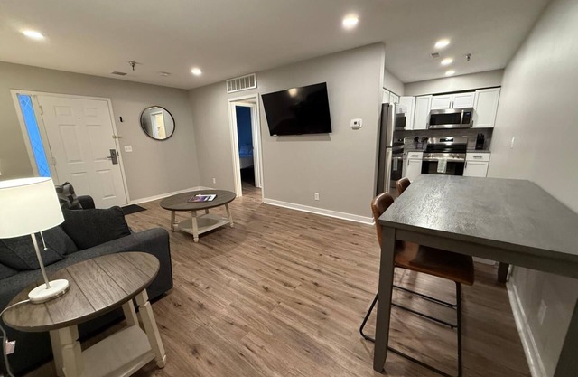 Aksarben 2 Bedroom-Close to I80