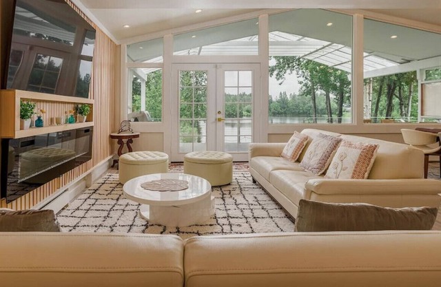 Alaskan Lakefront Luxury