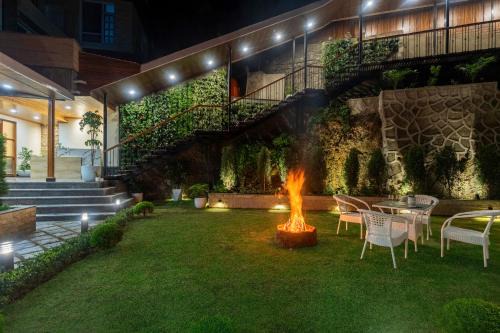 Alaya Stays 3 BHK With Garden - Evaara Woods Breeze