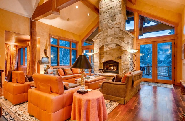 Alders Chalet: Private Hot Tub, Outdoor Fireplace, Theater, Sauna, Pizza Oven
