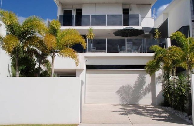 ALEX BEACH HOUSE Sunshine Coast Holiday House 100 steps to the beach. 12 Guests