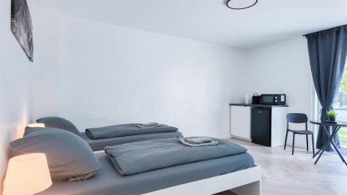 ALFA Stuttgart Doppelzimmer Teeküche Porsche Bosch l Gemeinschaftsbad WIFI SmartTV l Terrasse l Double room with kitchenette and shared bathroom l Terrace BS21A4