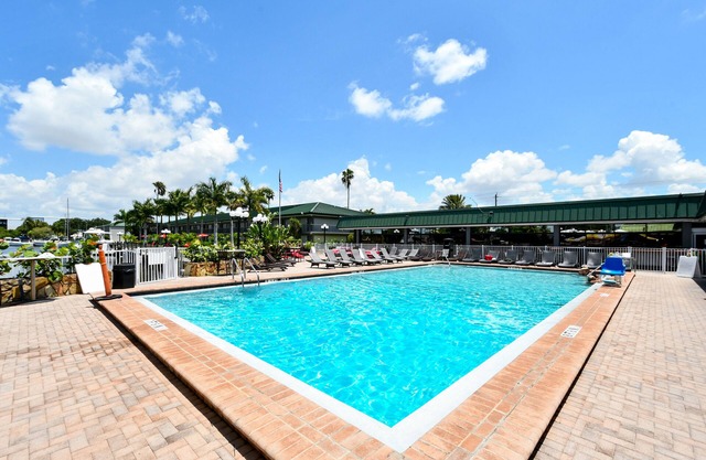 All-New, First Floor, Bunk Bed, Huge Pool, 70" TV, Tiki Bar!