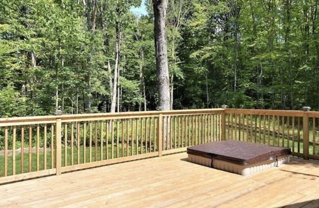 All season Muskoka Cottage with Hot Tub