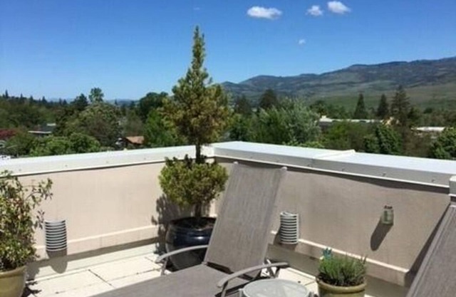 Alley-By Loft: Smack Dab in the Middle of Ashland! Steps from Theaters & Lithia
