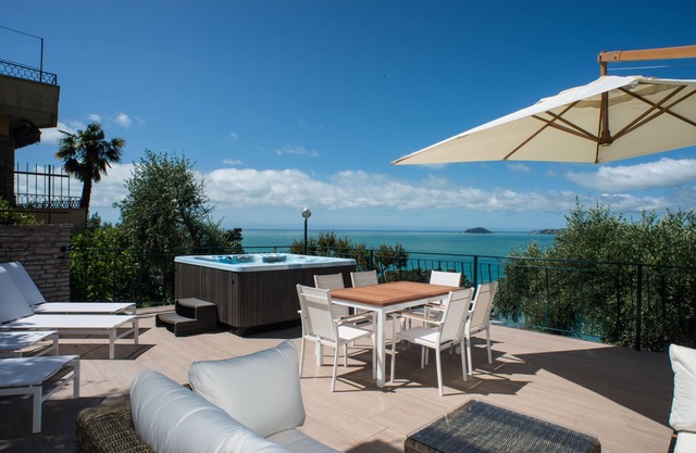 "Alloggio Fiascherino" with 50m2 terrace and fantastic sea view