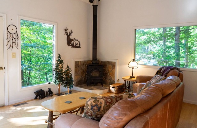 Almost Heaven - Grill, 3 kings, wifi, deck, pool access, hiking, wood stove