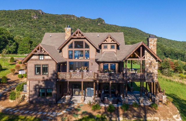 Almost Heaven- luxury home in Eagles Nest with hot tub, sunset views, pool table