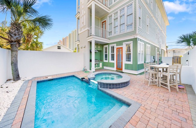 Aloha Beaches! just steps to the Beach! Private Pool Elevator New Remodel