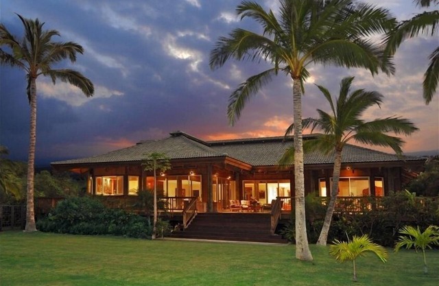 ALOHA SANDS BEACH FRONT VILLA + APARTMENT 10% Discount Thanksgiving Special.