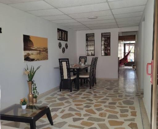 Alojamiento entero, casa amplia, patio, aire