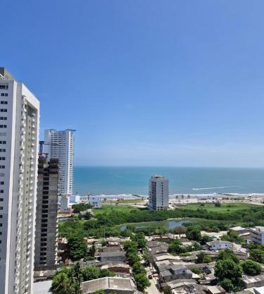 Alojamiento Nuevo en Piso 24 con WiFi Rápido y Vista al Mar, Cerca al Centro Histórico